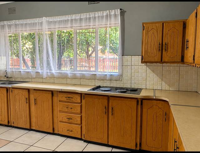 4 BEDROOM FREESTANDING FOR SALE IN VANDERBIJLPARK CE 2